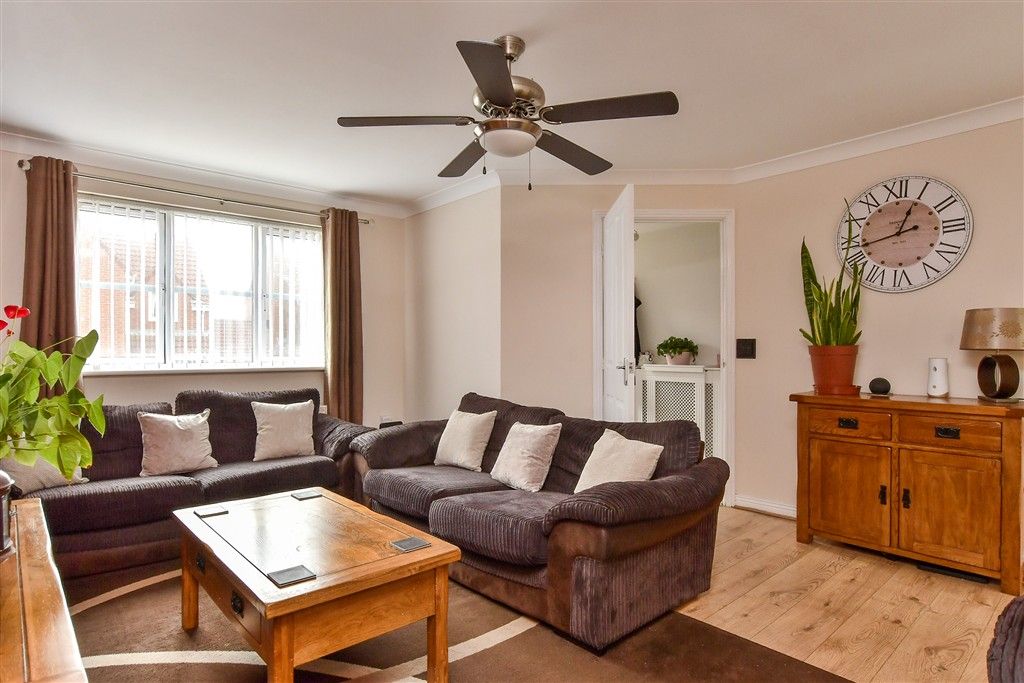 Property photo 3 of 15 Lounge