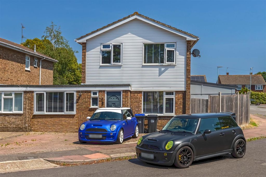Property photo 1 of 25 Lyn Rd_26.Jpg