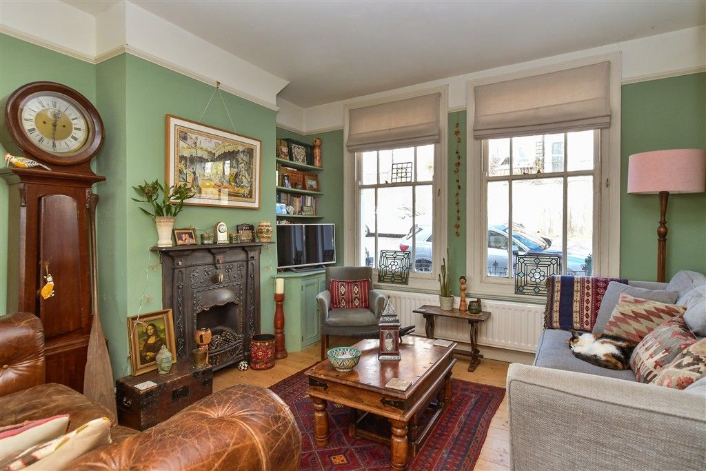 Property photo 3 of 11 Lounge