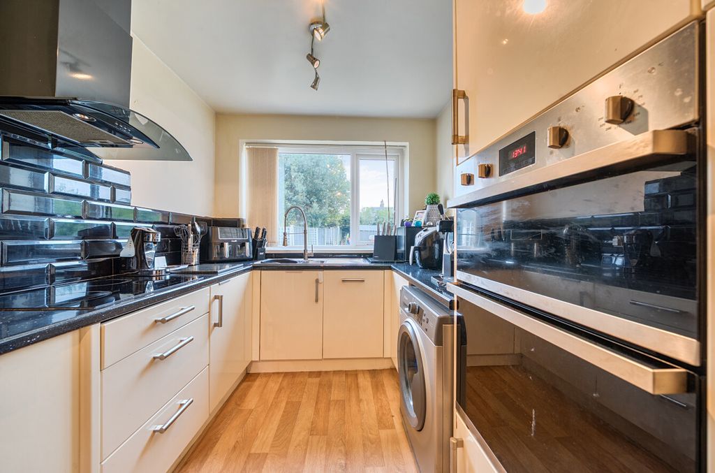 Property photo 2 of 19 1368861-15-68F242...