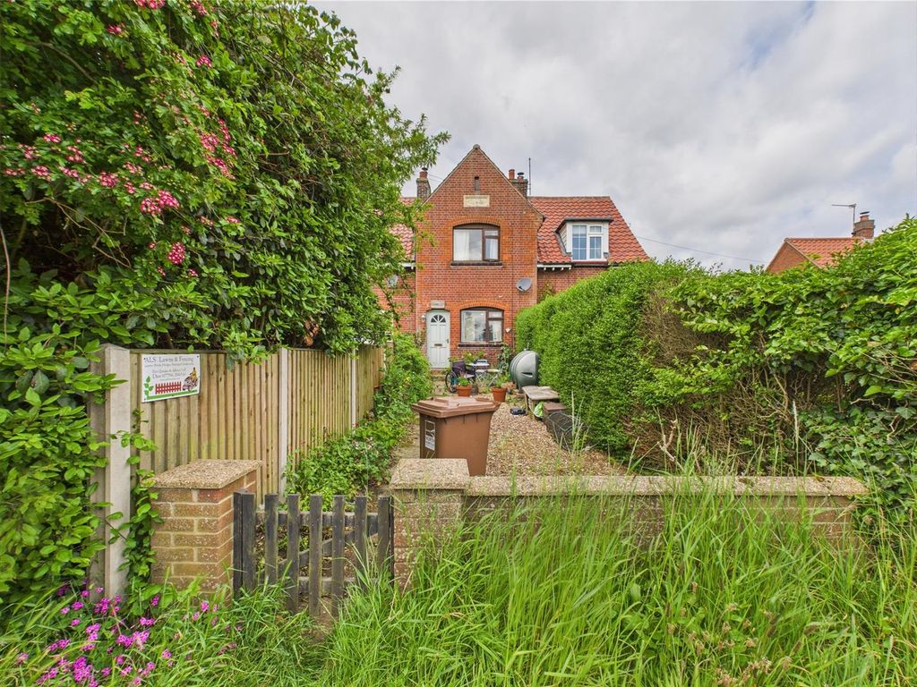 Property photo 3 of 9 Camelot Front Garden