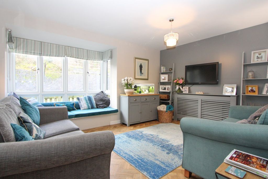 Property photo 2 of 31