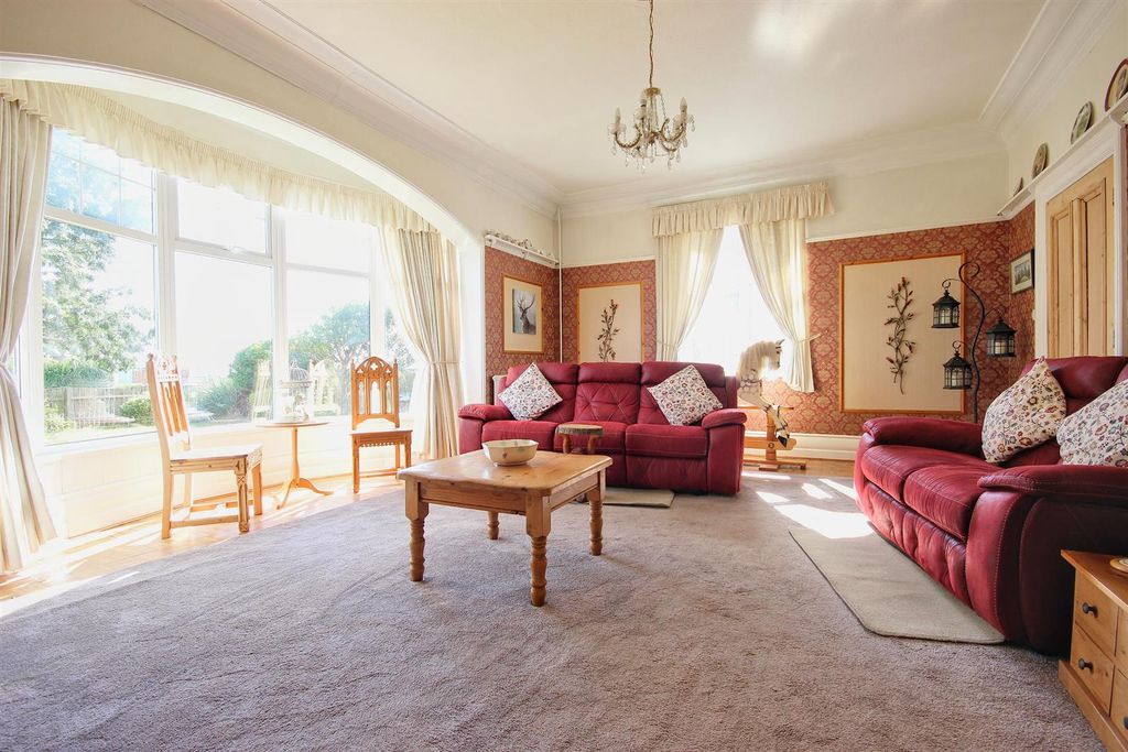 Property photo 2 of 35 Lounge