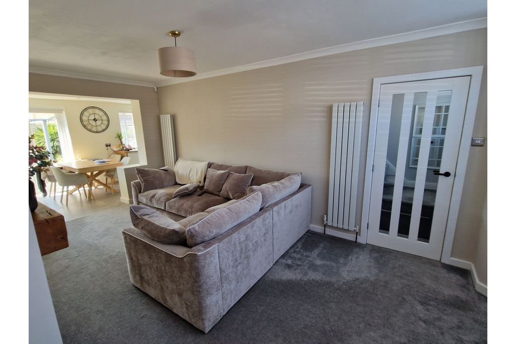 Property photo 3 of 26 Lounge