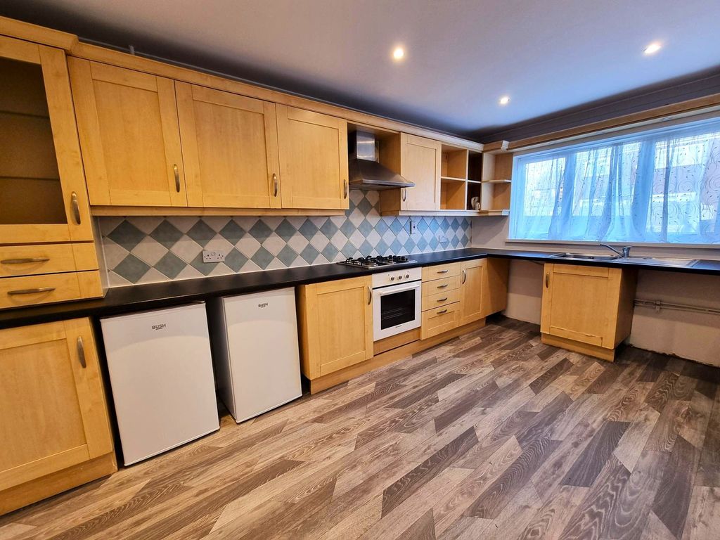 Property photo 3 of 19 Kitchen