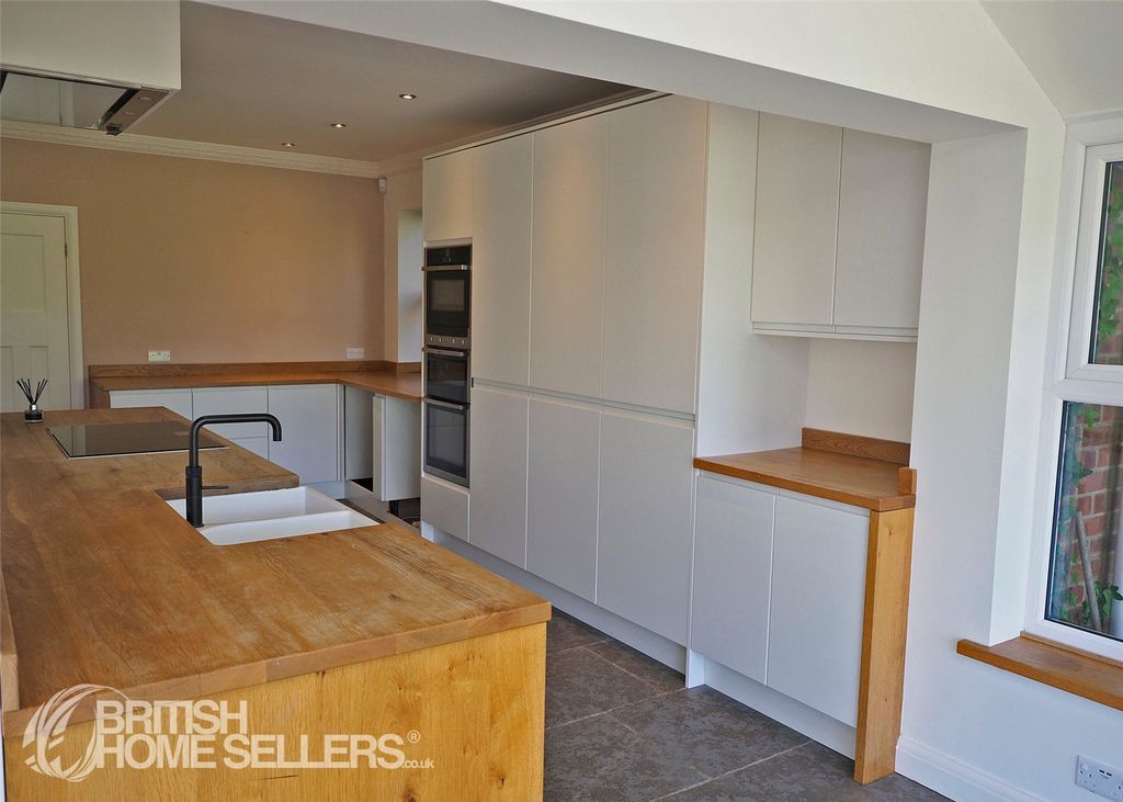Property photo 2 of 34 Picture No. 29