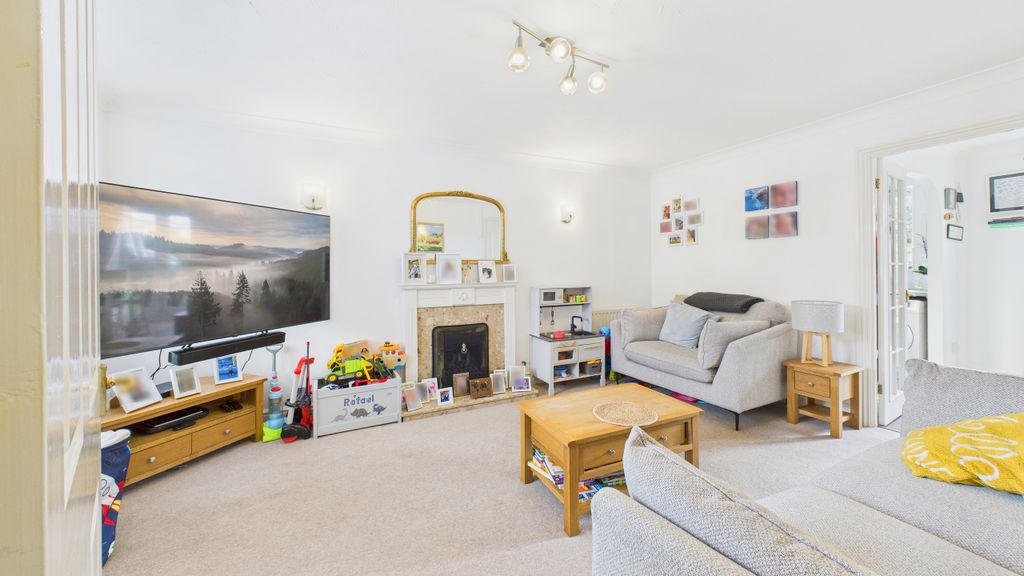 Property photo 3 of 18 Cam04968G0-Pr0075-Still007