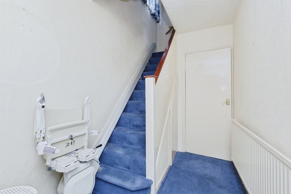 Property photo 2 of 17 Entrance Hall
