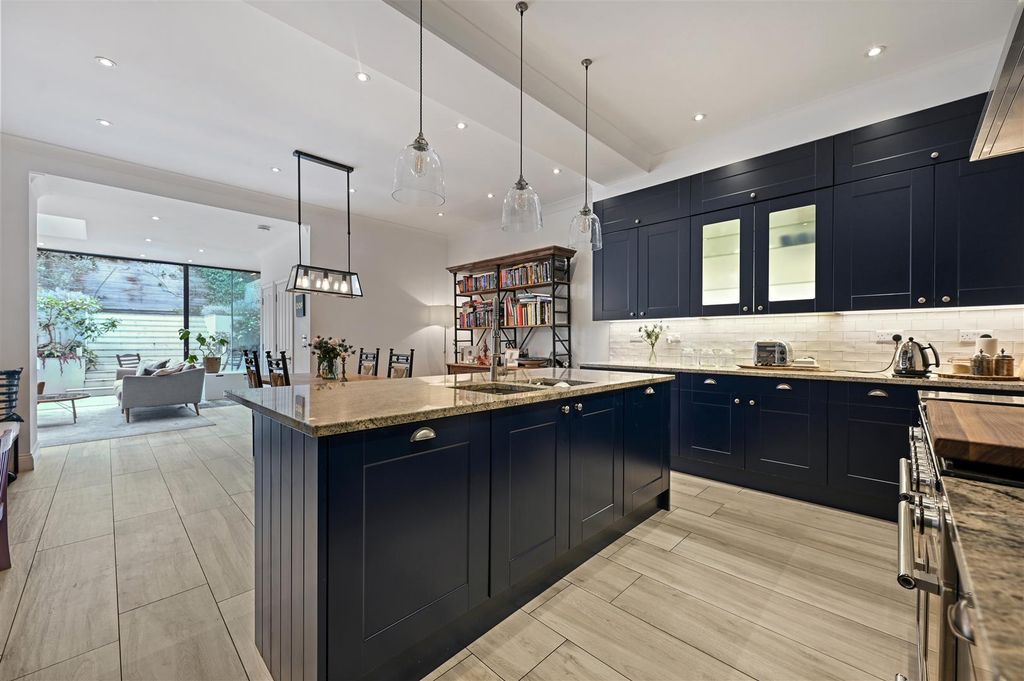 Property photo 2 of 14 Cromwell Grove - Kitchenb1