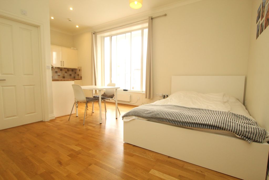 Property photo 3 of 6 Studio Room