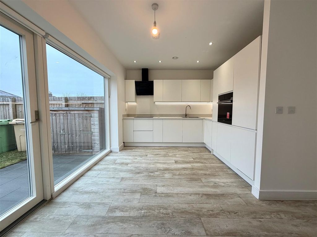 Property photo 2 of 12 Kitchen