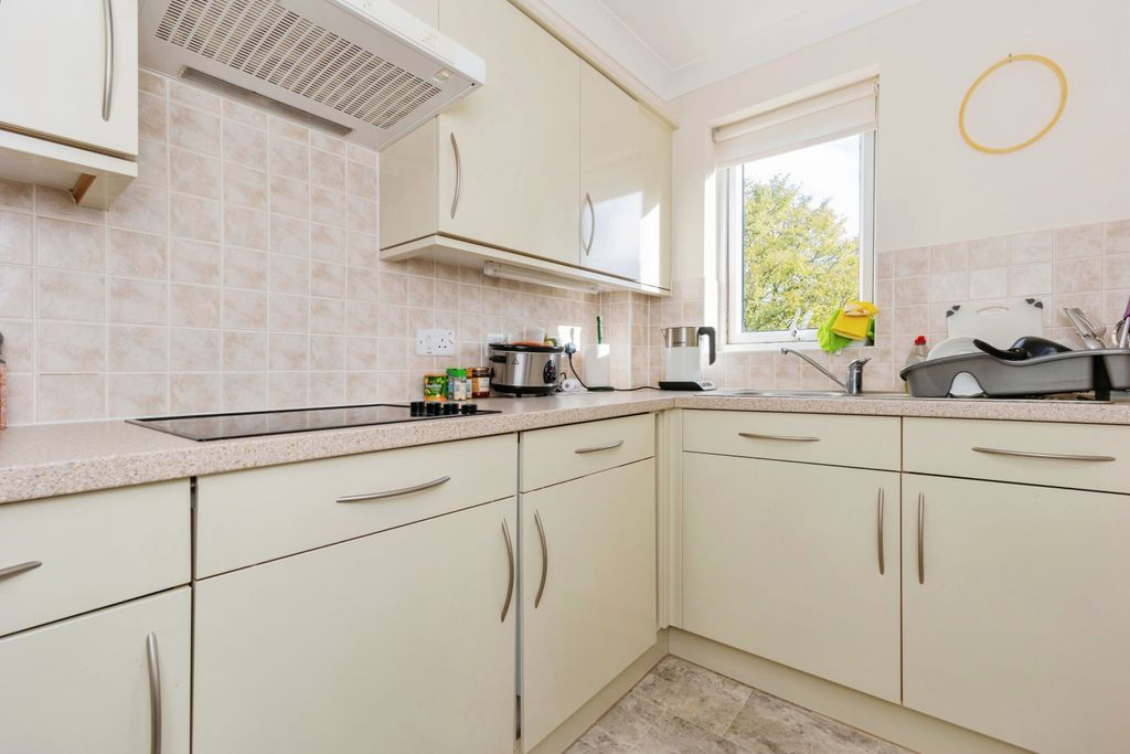 Property photo 3 of 10 Kitchen