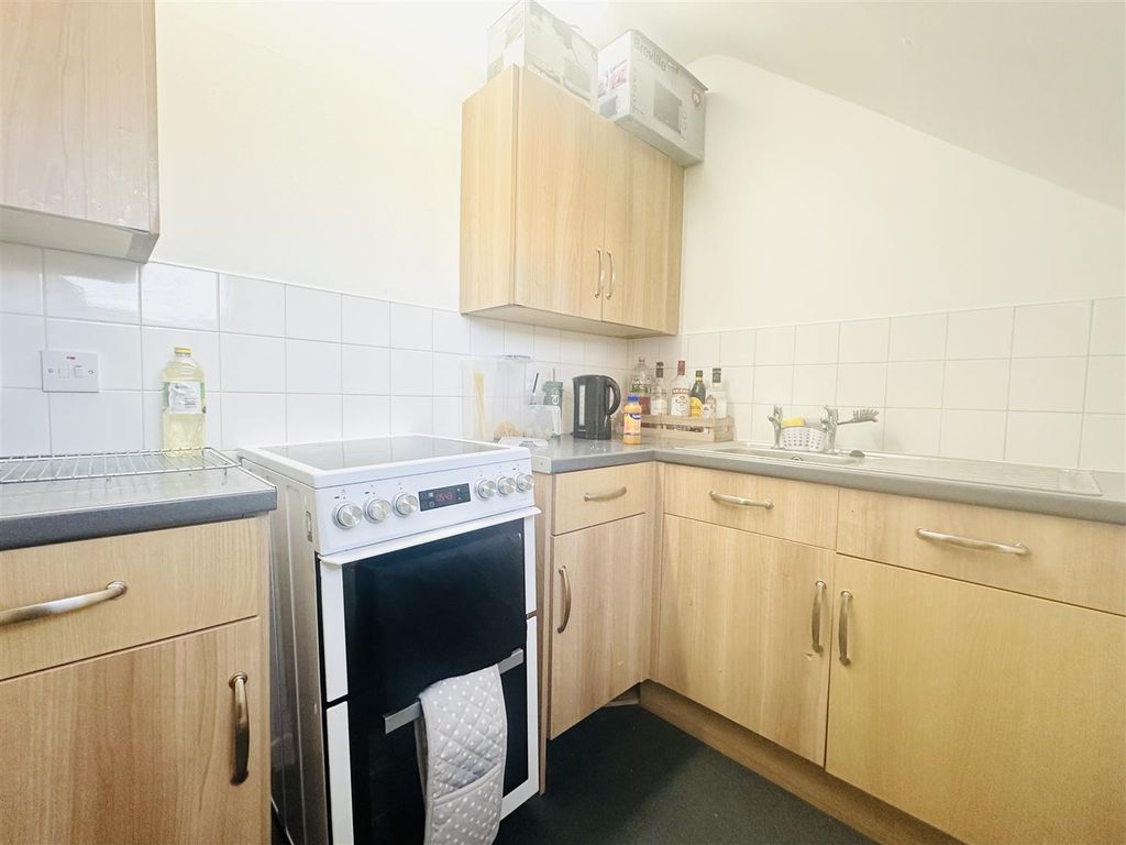 Property photo 3 of 8 Kitchen