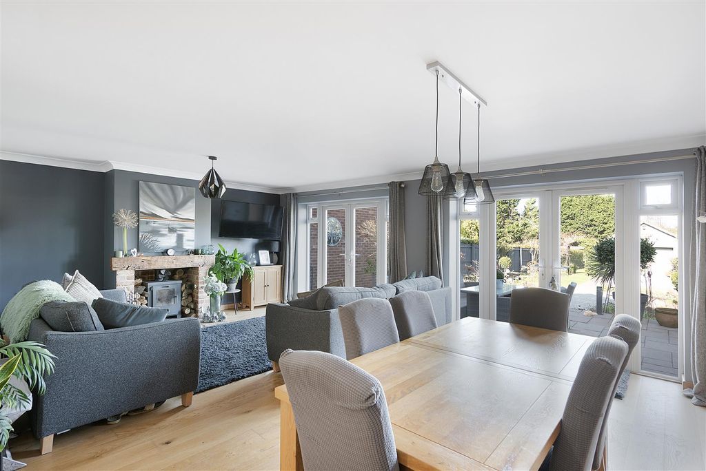 Property photo 1 of 19 102 Newmarket Road Ph28.Jpg