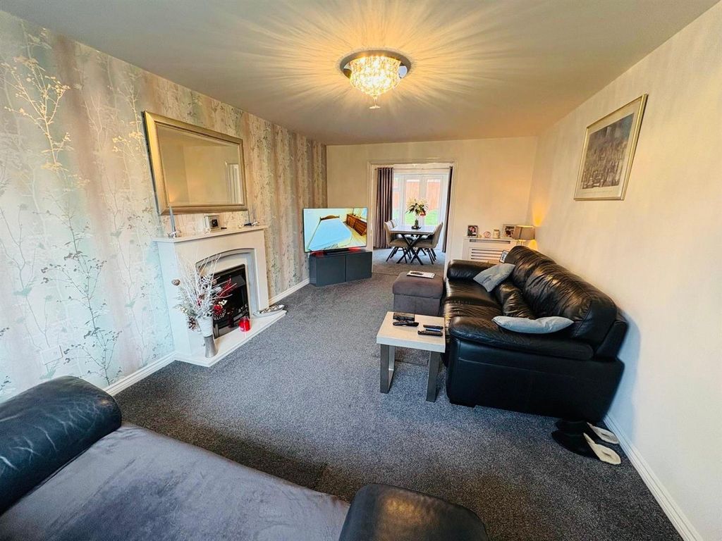 Property photo 3 of 16 Lounge