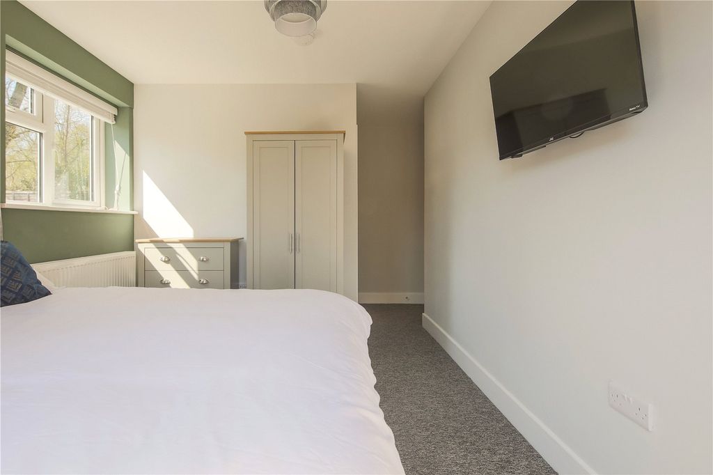 Property photo 2 of 5 Bedroom