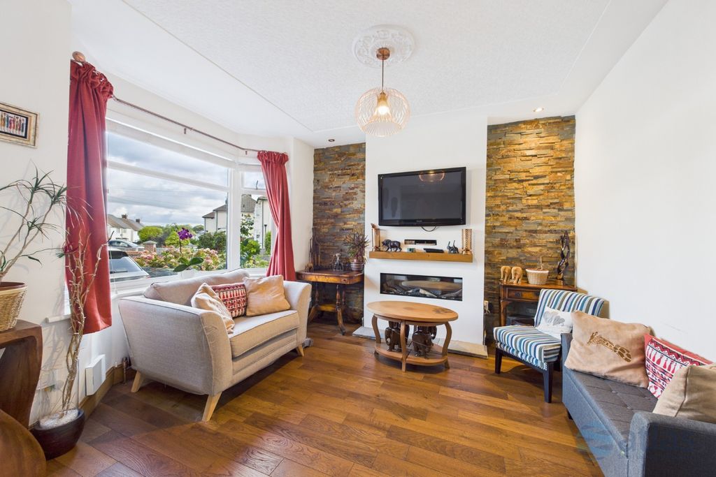 Property photo 2 of 35 Lounge