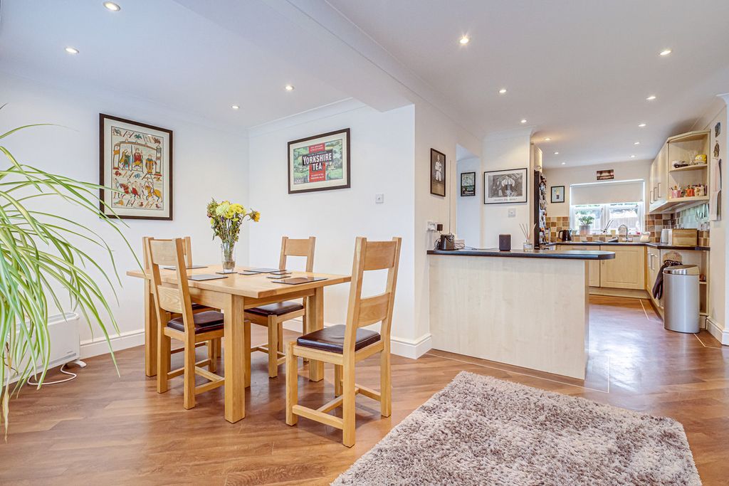 Property photo 2 of 28