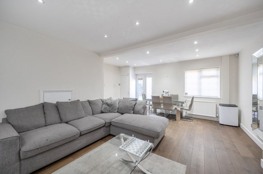 Property photo 3 of 21 1373909-14-692067...