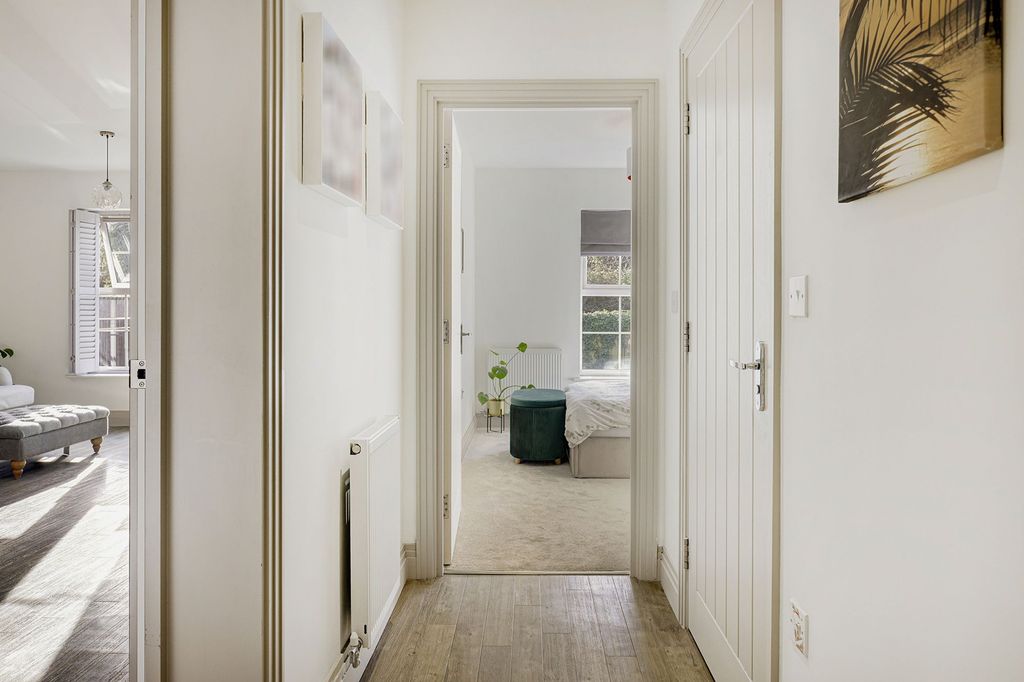 Property photo 3 of 14 Hallway