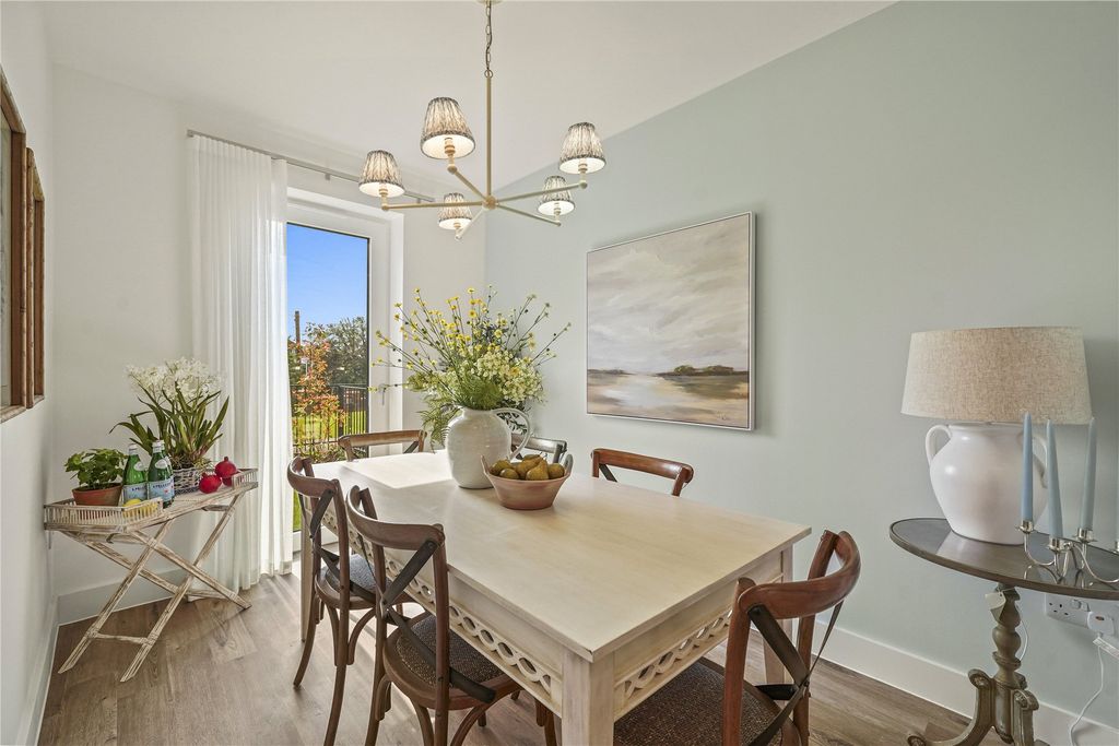 Property photo 3 of 10 Dining