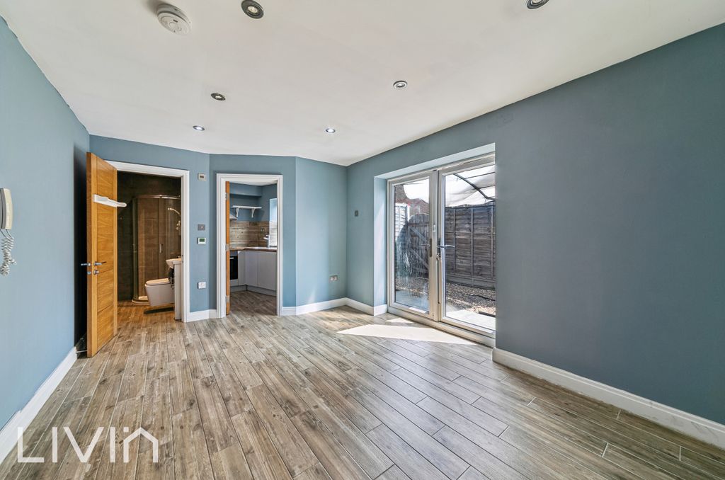 Property photo 1 of 8 3