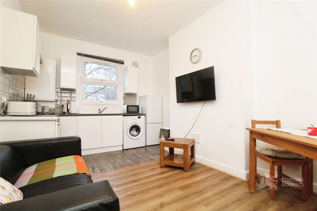 Property photo 3 of 7 Reception/Kitchen