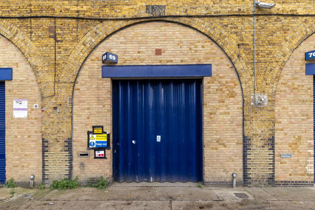 Property photo 1 of 1 The Front Of An Arch.