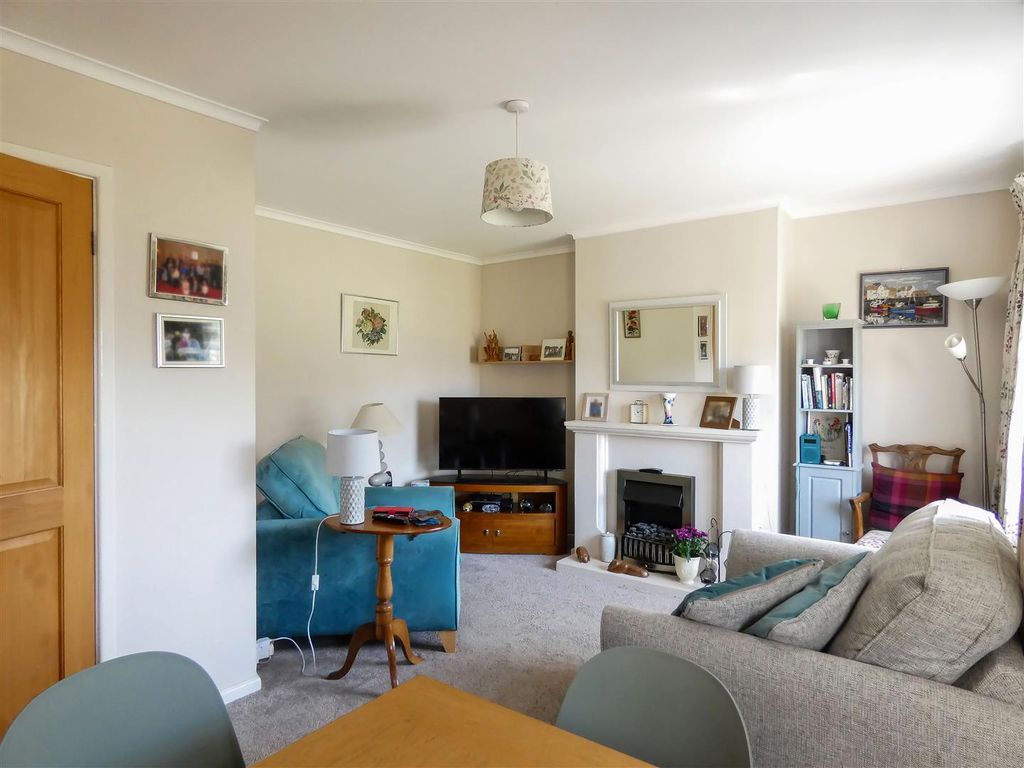 Property photo 3 of 11 Living Room