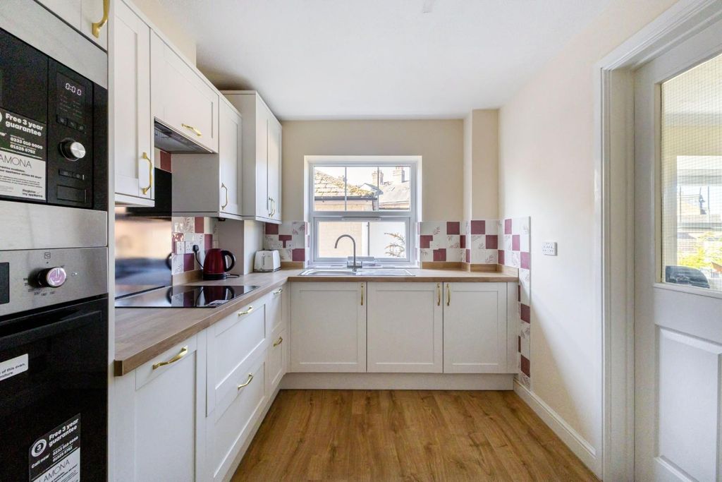 Property photo 2 of 21 105245_Flat 27 Elizabeth Court Crane Bridge Road-9