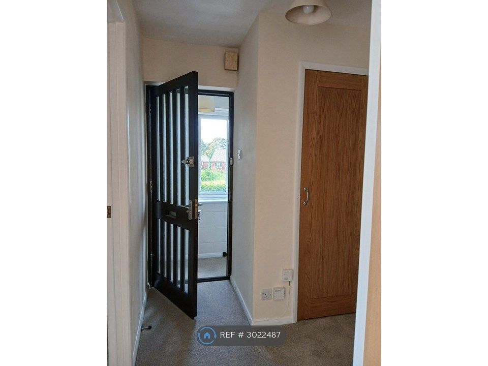 Property photo 3 of 15 Entrance Hall