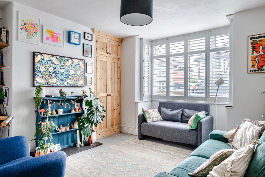 Property photo 3 of 20 Lounge1