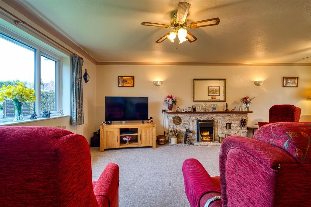 Property photo 2 of 11 Living Room