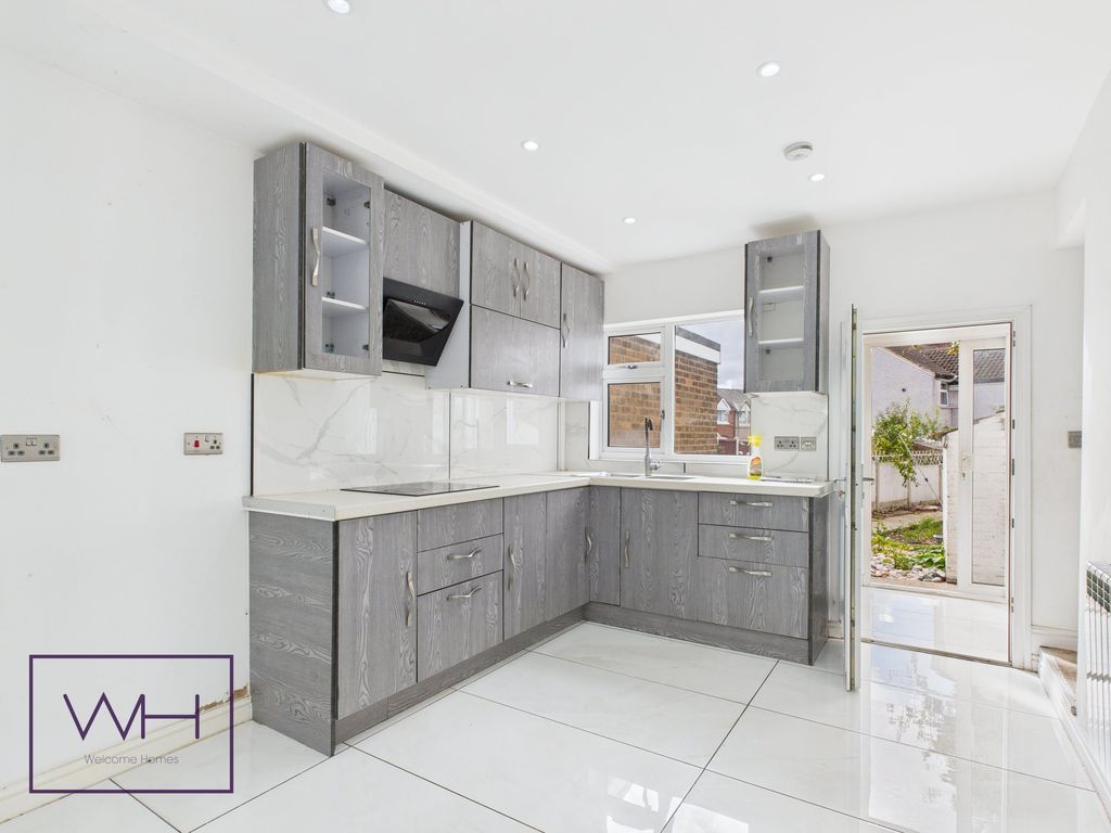 Property photo 3 of 14 Cam03785G0-Pr0308-Still005