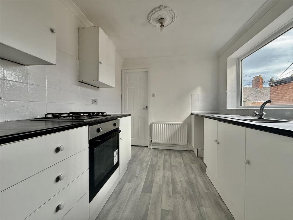 Property photo 3 of 10 Kitchen