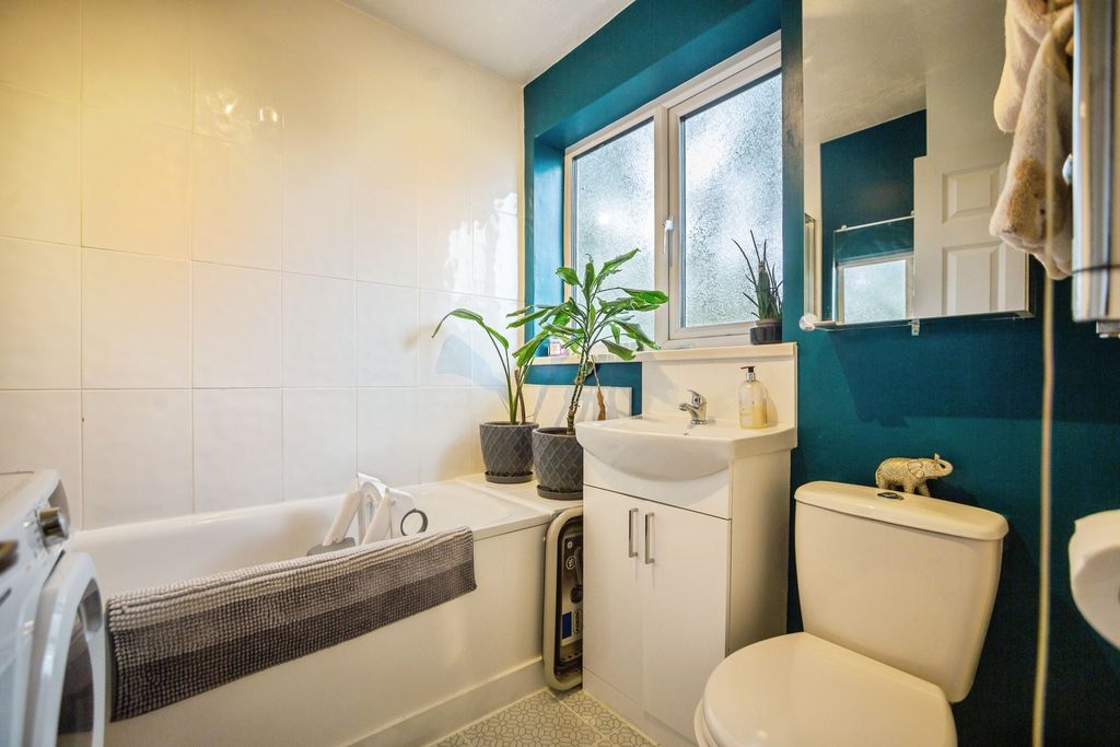 Property photo 3 of 13 Bathroom