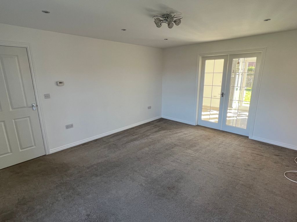 Property photo 3 of 18 Lounge