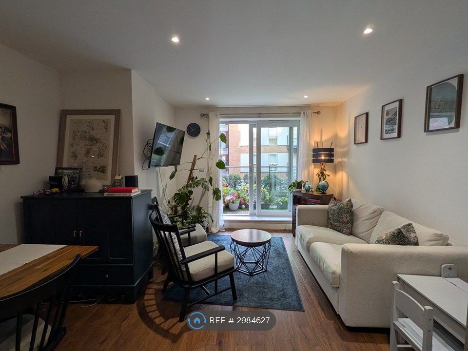 Property photo 3 of 11 Living 3