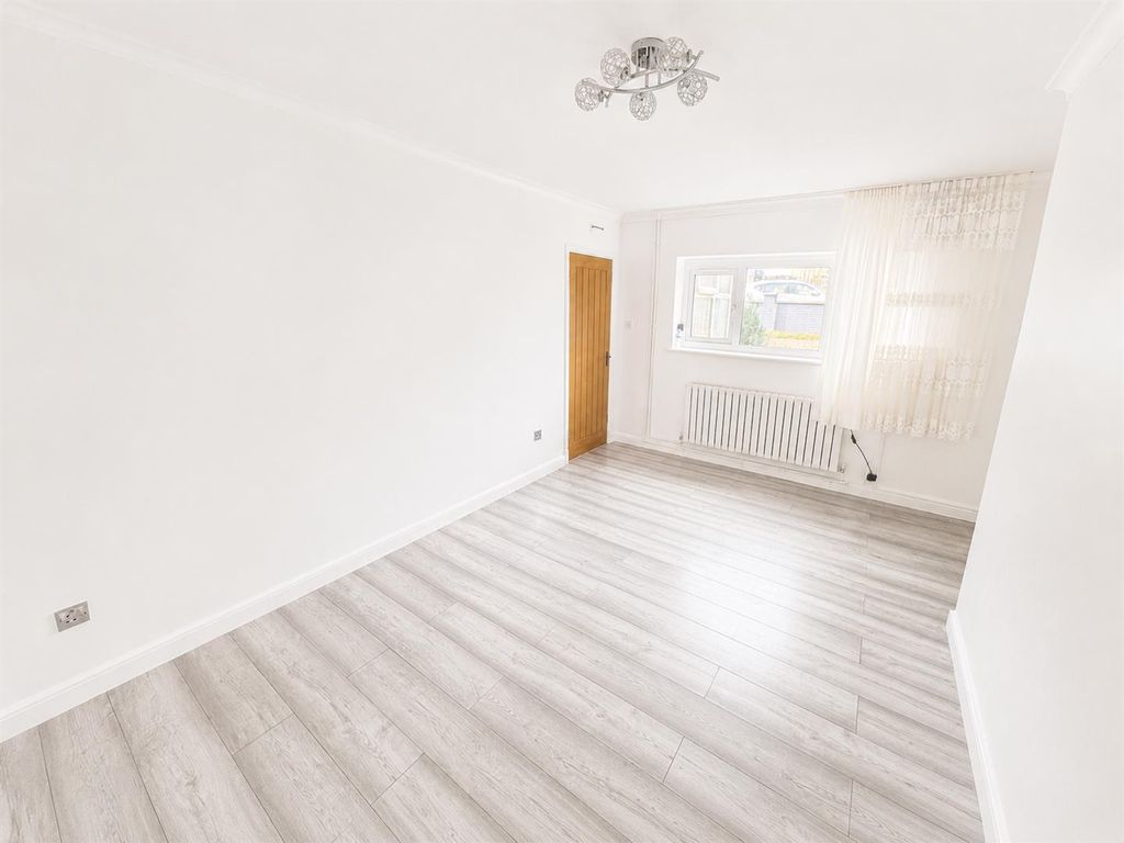 Property photo 3 of 19 Livngroom !.Png