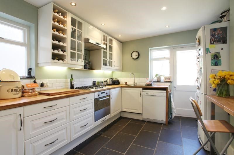 Property photo 3 of 11 Kitchen