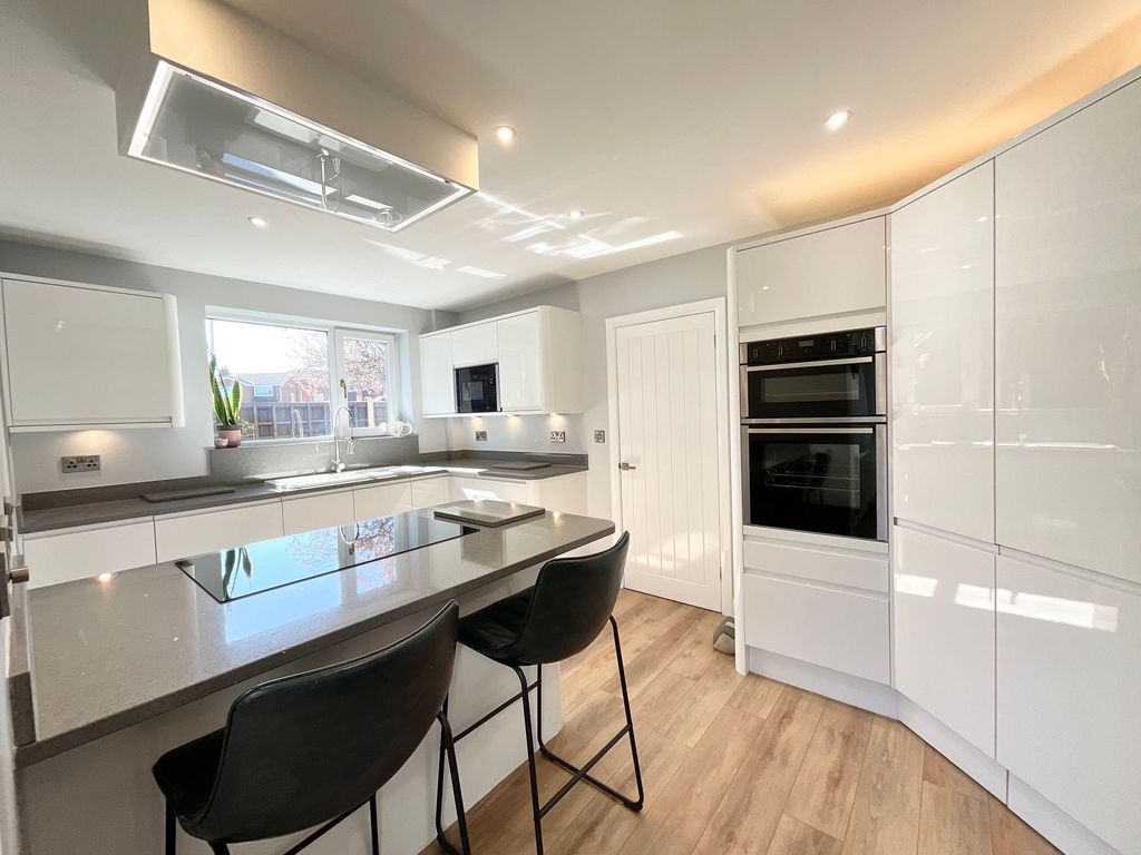 Property photo 2 of 34