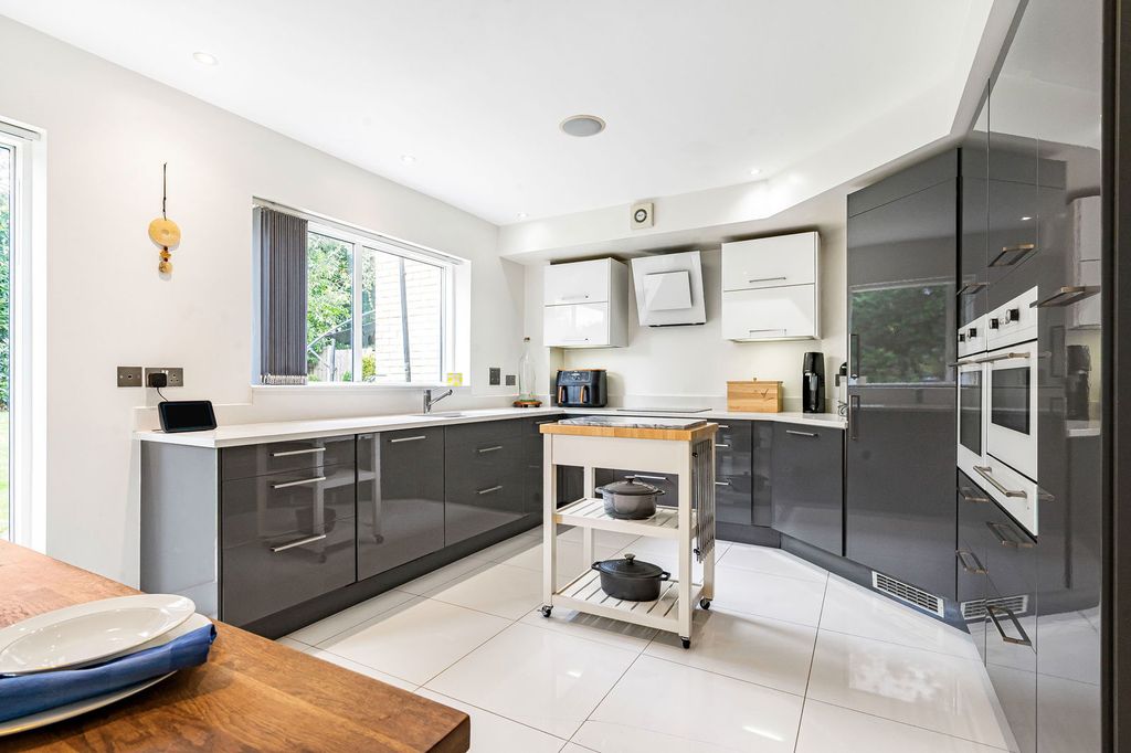 Property photo 2 of 31