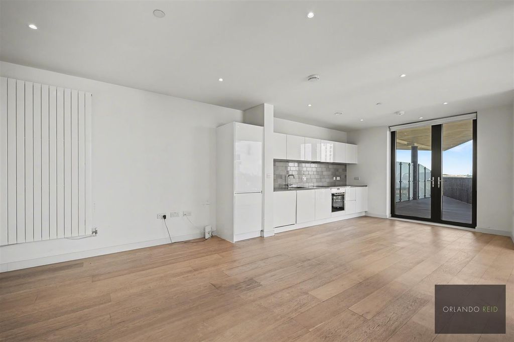 Property photo 3 of 11 Flat 30, 3 Mercier Court E16 2Jw-2.Jpg