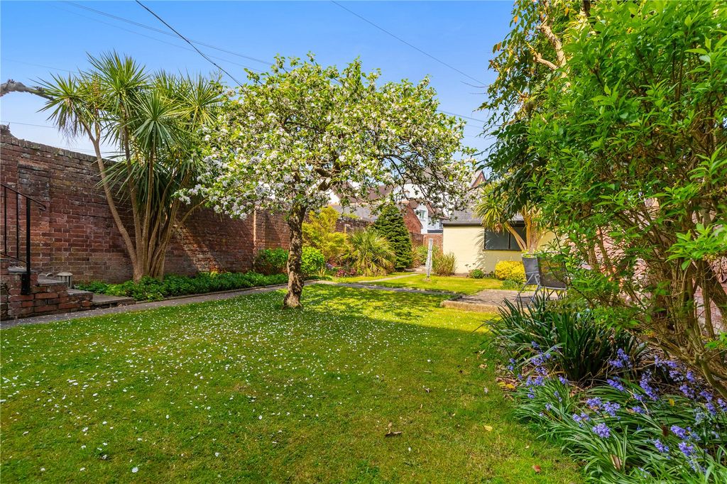 Property photo 2 of 21 Garden