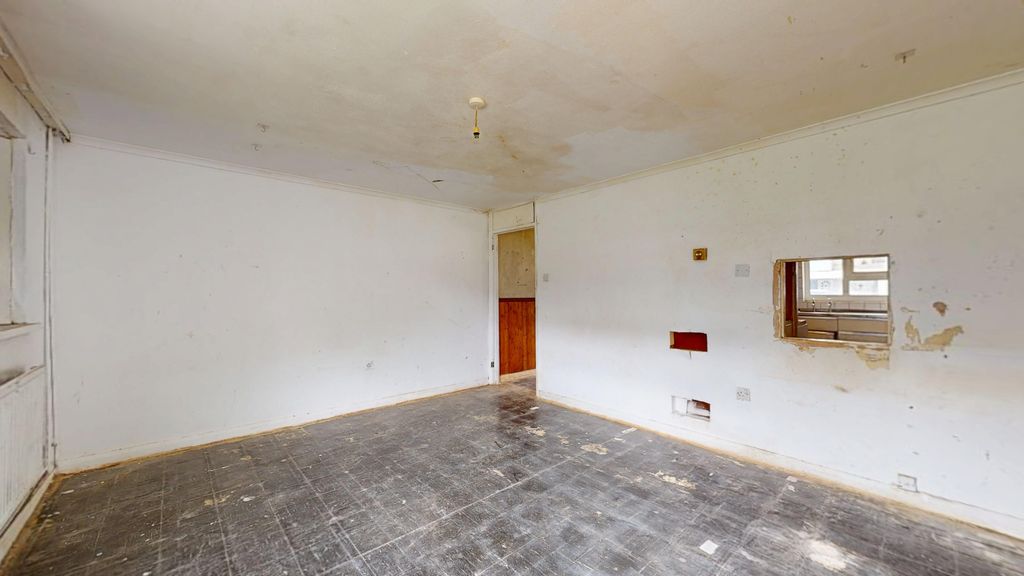 Property photo 3 of 13 2 Bonnington Court, Gallery Gardens, Northolt, Ub5 5Nx