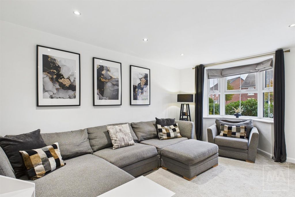 Property photo 2 of 19 Lounge