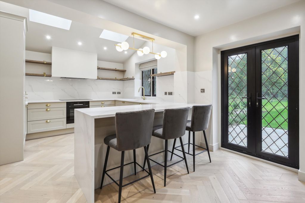 Property photo 2 of 19 Image