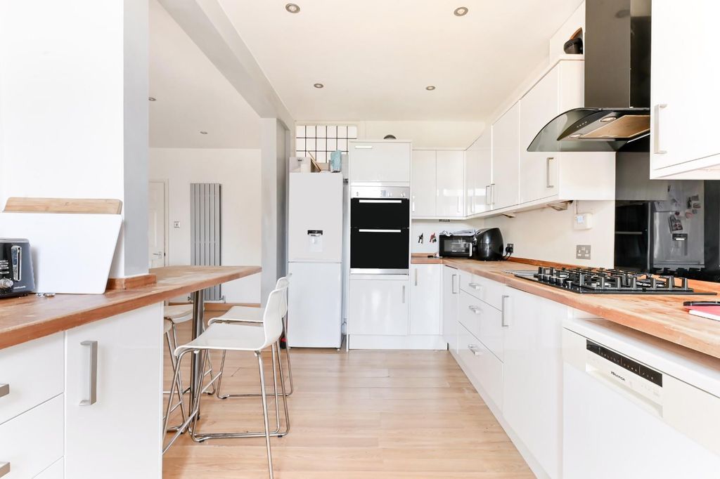Property photo 3 of 20 Waverley Road (16).Jpg