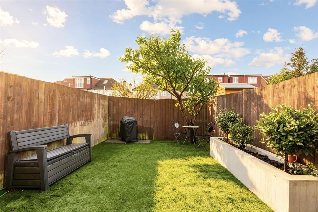 Property photo 3 of 12 Garden