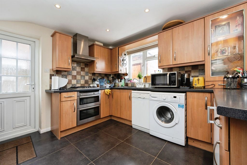 Property photo 2 of 31